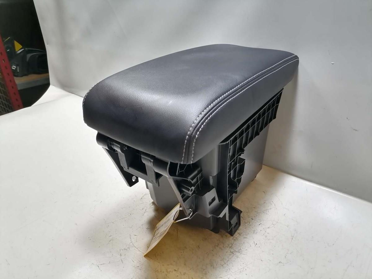 Mitsubishi Eclipse Cross original Mittelarlehen vorn Leder Schwarz Bj.2023